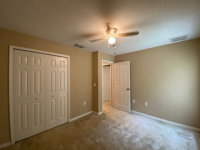 Building Photo - Desirable SW Ocala Neighborhood 3/2/2 **Wo...