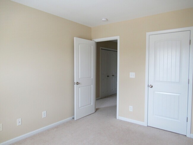 Building Photo - Three Bedroom Townhome in Richlands Close to Everything!!