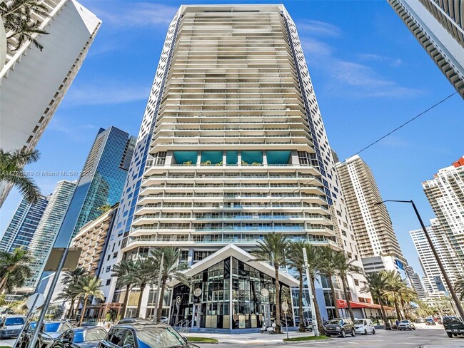 Building Photo - 1300 Brickell Bay Dr