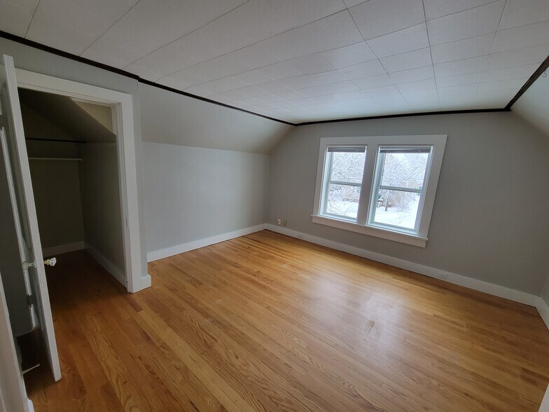 Bedroom - 106 N State St