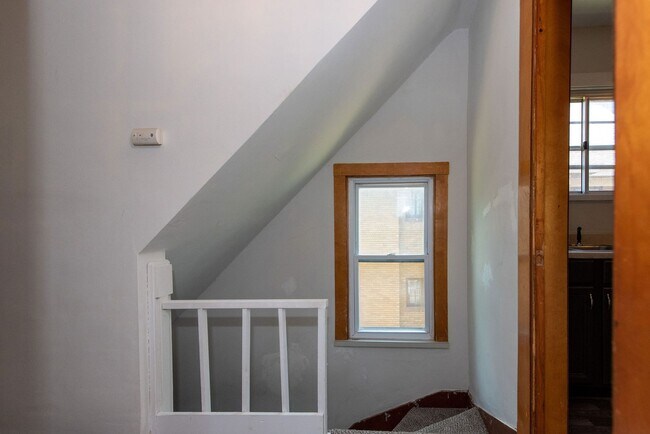 Building Photo - COVEDALE - Charming 3 bed apt, upstairs of...