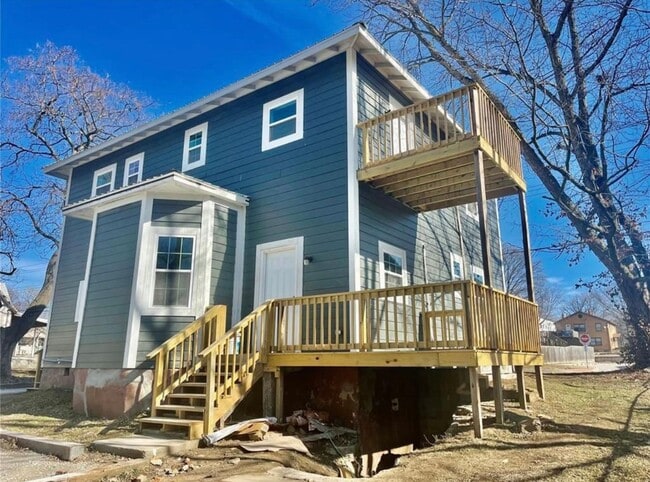 Building Photo - 323 N Ash St