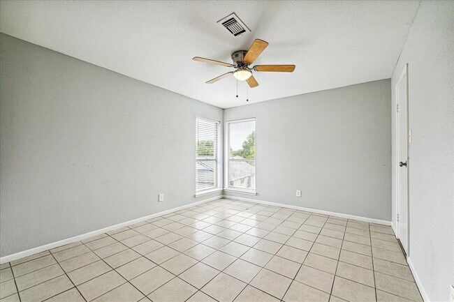Building Photo - 4021 Briar Hollow Dr