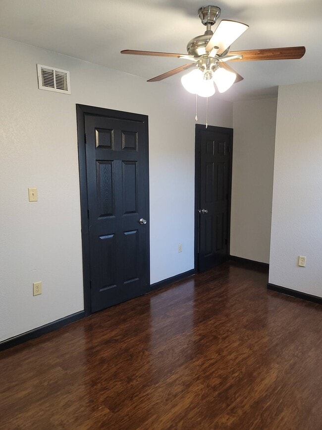 Building Photo - 1104 Bloomfield Dr