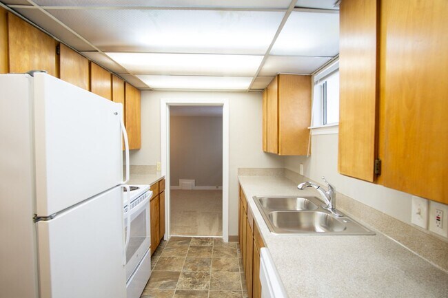 Building Photo - Great NW Location: Spacious 1 Bedroom Ready Now!