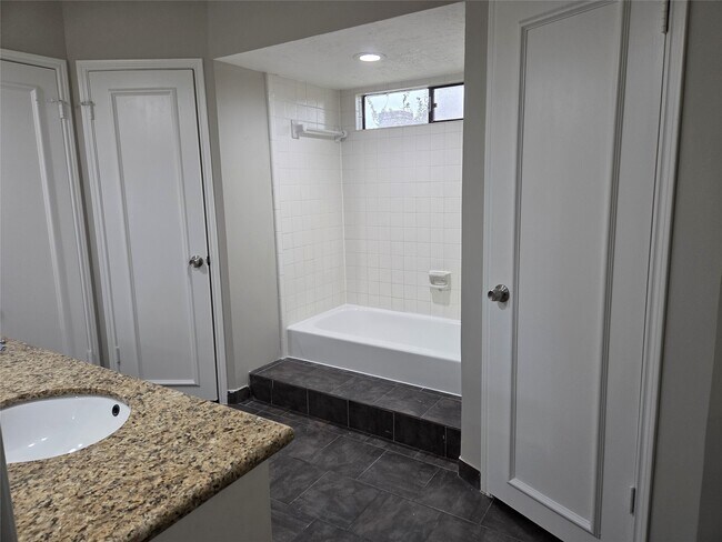 Building Photo - 9115 Woodleigh Dr