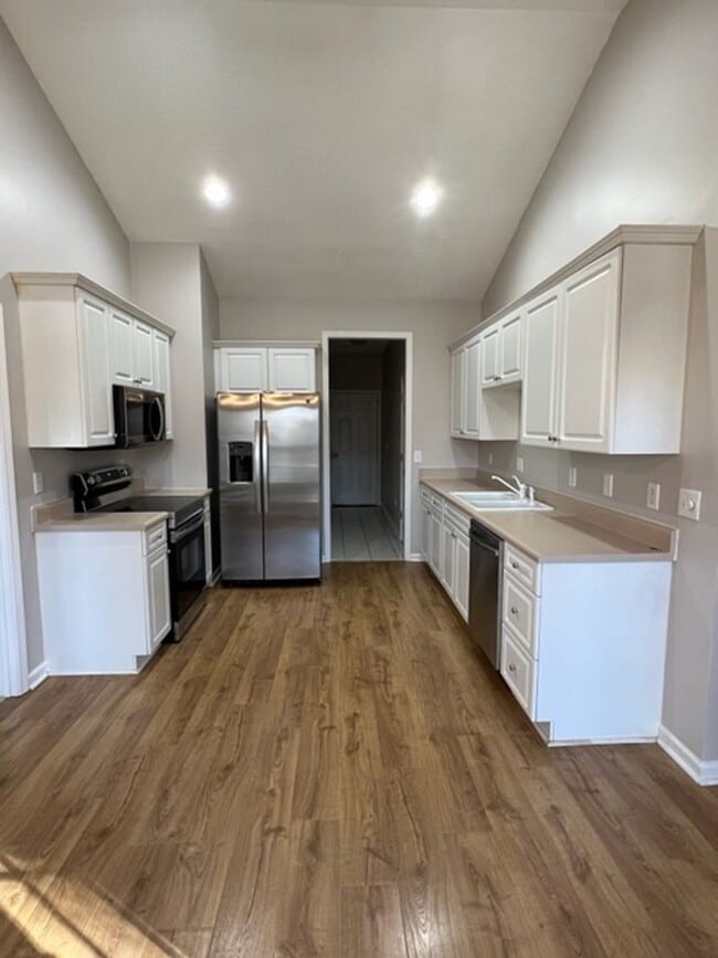 Building Photo - This 1.5  story, all brick, 3 bedroom, 2 bath, Bonus room upstairs & a 2 car garage with great st...