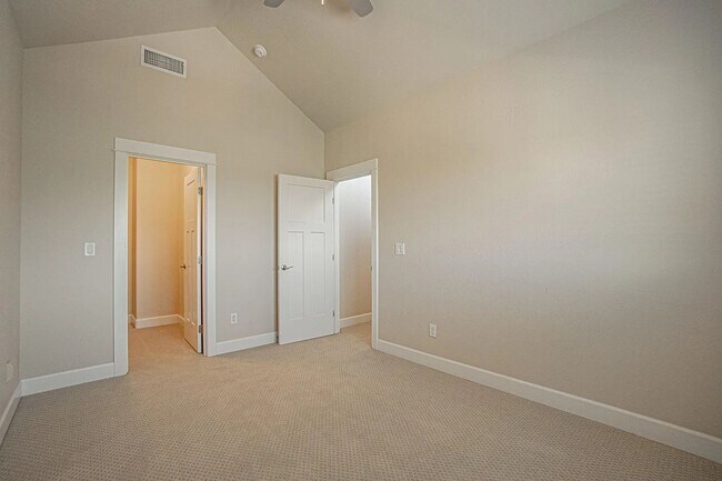 Building Photo - 3 Bedroom townhouse with stunning Ashland views! | Available Now