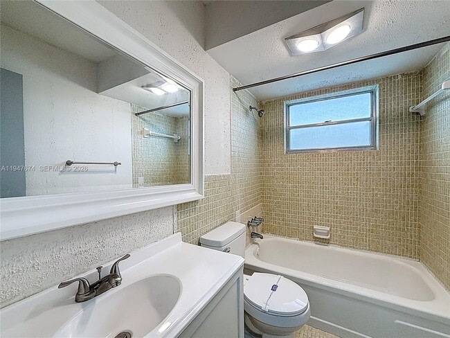 Building Photo - 1000 NE 14th Ave