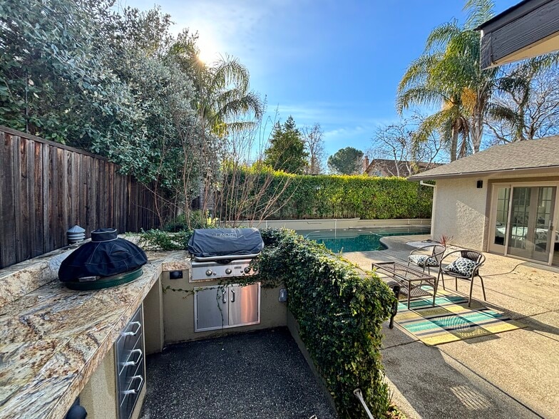 Backyard Outdoor Kitchen - 2706 Ganges Pl