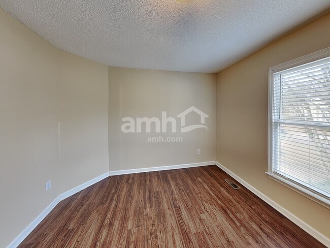 Building Photo - 1728 Victoria Way NW