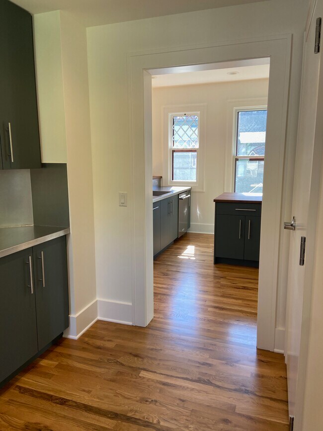 Building Photo - 237 Stuart Ave