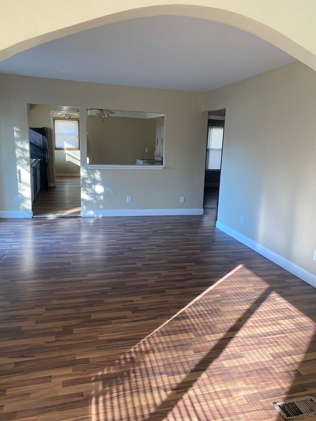 Building Photo - 2 bedroom 1 bath freshly painted in Redford