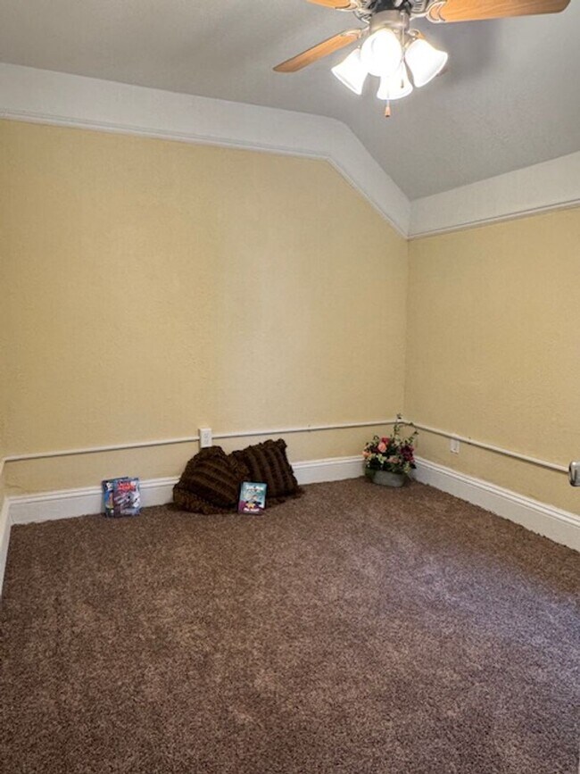 Building Photo - 629 Otter Ave