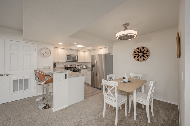 Building Photo - NEWLY REMODELED  FURNISHED BOTTOM FLOOR CONDO