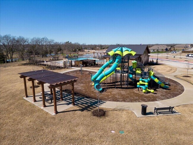 Building Photo - If you love to sit on the back porch then ...