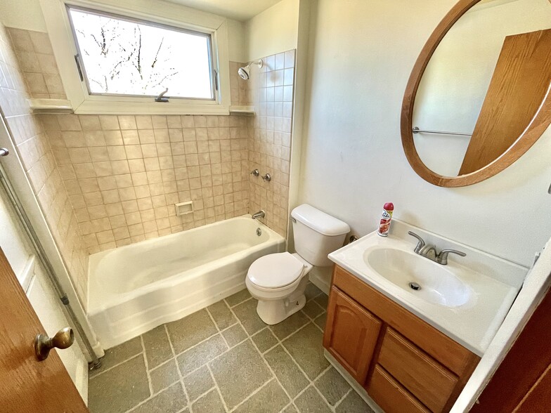 Bathroom - 2531 Maple Grove Ave