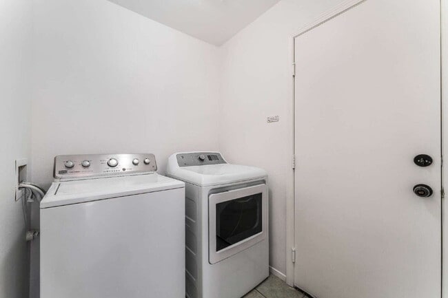 Building Photo - Move in now to this beautiful 2 story 3 bed 2.5 bath townhome near the Lakes area!