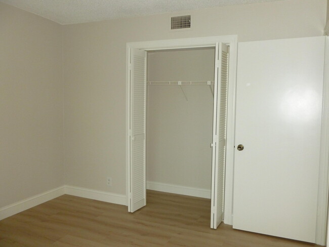Building Photo - 2 SE Turtle Creek Dr