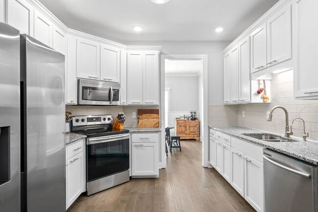 Building Photo - 3477 Eastwood Dr