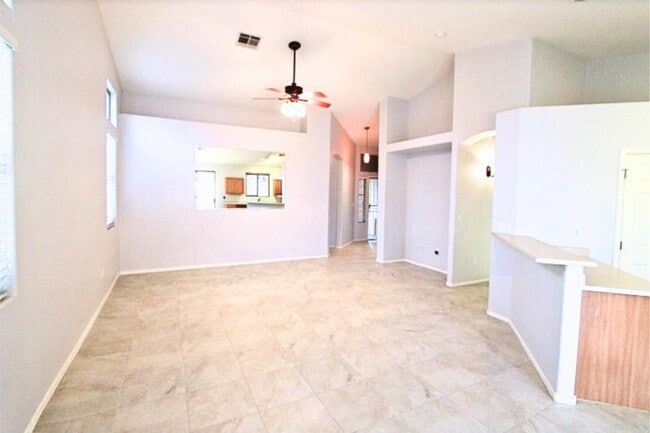 Building Photo - 6261 S Mesa Vista Dr