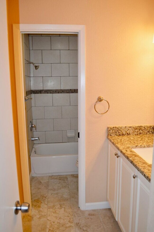 Building Photo - Beautiful 3 bed 2 bath home in a quiet nei...