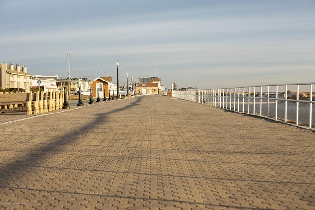 Building Photo - 613 Brinley Ave