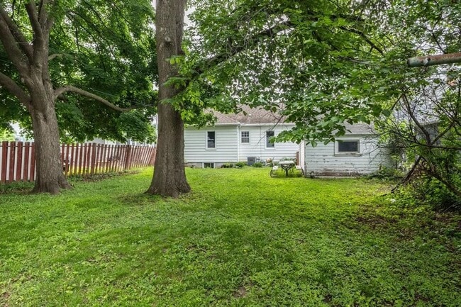 Building Photo - Welcome to this charming 2-bedroom, 1-bath...