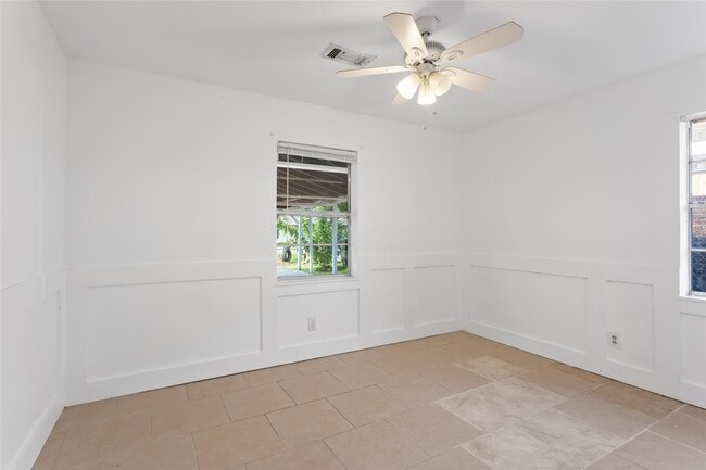 Building Photo - 1212 W Snyder St