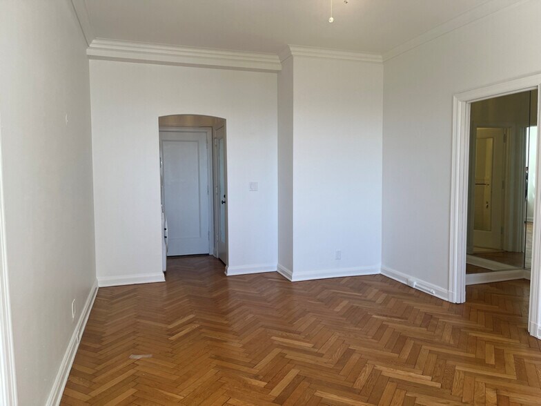 Building Photo - 925 E Wells St