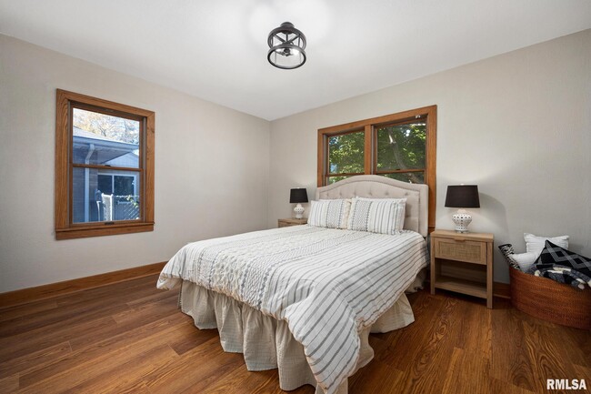 Building Photo - 205 W Glen Ave