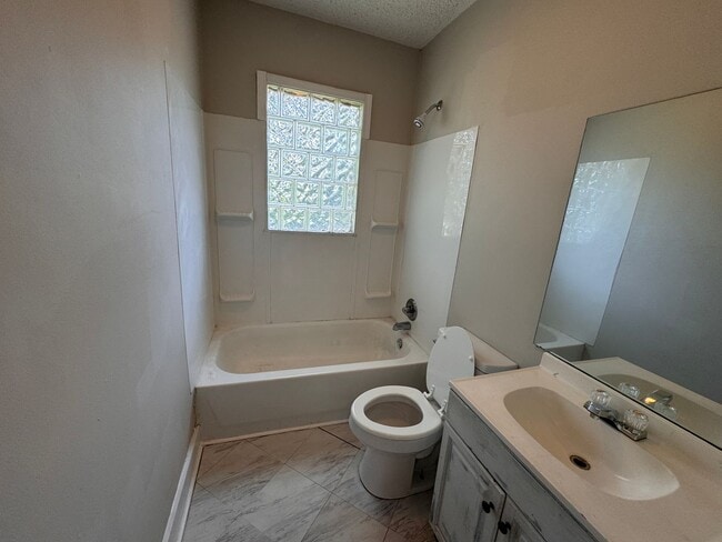 Building Photo - Charming Three bedroom, one bath house!