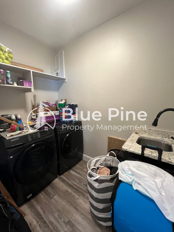 Building Photo - 737 Wilshire Pl