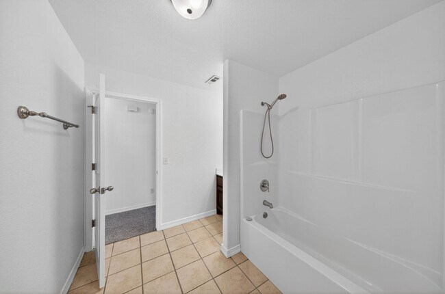 Building Photo - Are you looking for a short term rental. Look No further!!