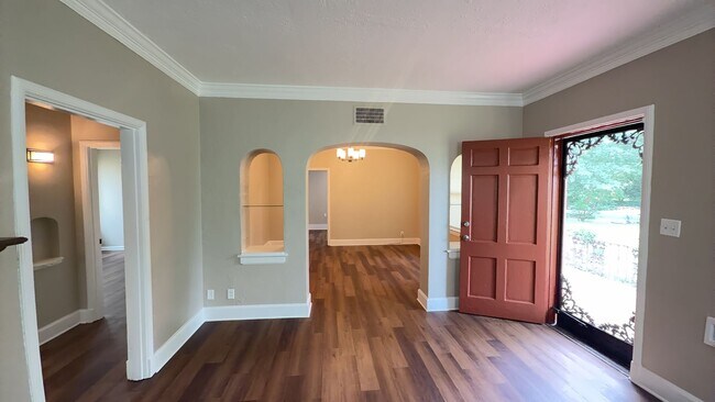 Building Photo - “Check Out This Amazing 3 bed 1.5 bath Home”