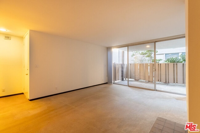 Building Photo - 833 Moraga Dr