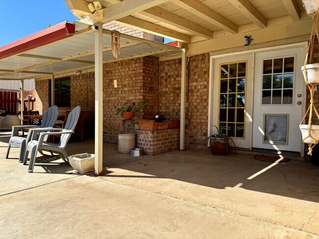 Building Photo - "Charming 3-Bed Oasis with 2 Full Baths in Lubbock – 1,610 Sq Ft of Comfort Awaits!"