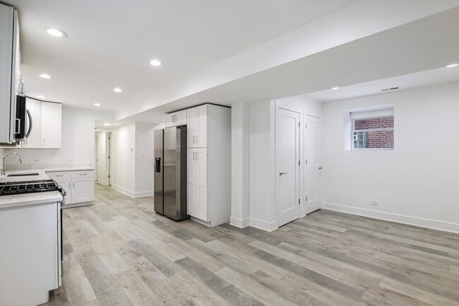 Building Photo - 2316 W Augusta Blvd