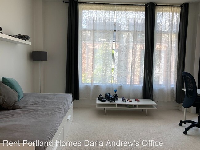 Building Photo - 1636 NW Riverscape St