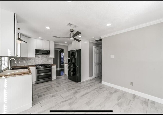 Building Photo - 14723 Bladenboro Dr