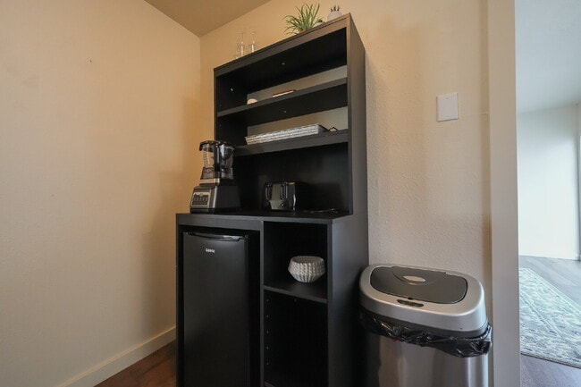 Building Photo - Spacious 3-Bedroom, 2-Bath Home – Fully Furnished