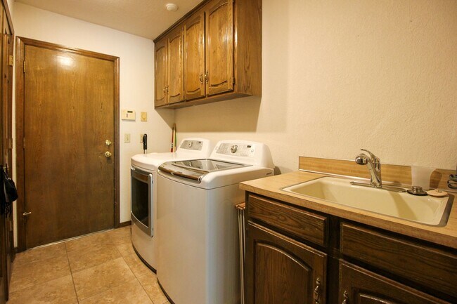 Building Photo - Space Galore In This Jenks South East Home!
