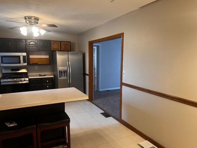 Building Photo - 4 Bedroom 2 Bathroom