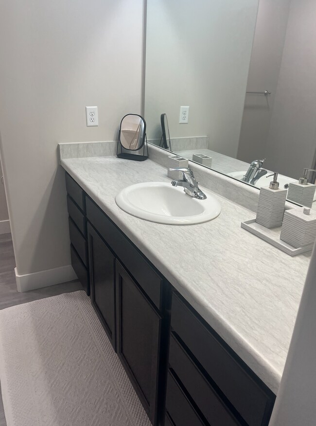 Building Photo - Three Bedroom Partially Furnished Townhome in Lehi