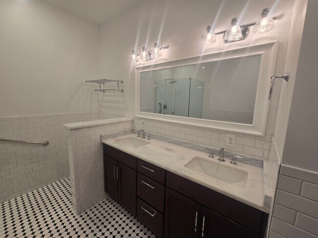 Building Photo - 1815 Main St