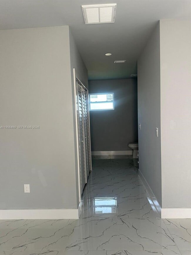 Building Photo - 868 Cervantes St E