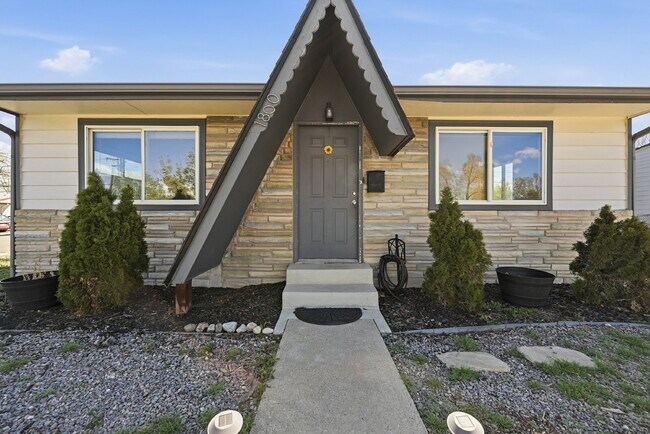 Building Photo - $2,140.95 -  2 bed, 1 bath located in Denver with a big backyard and In Unit Laundry!
