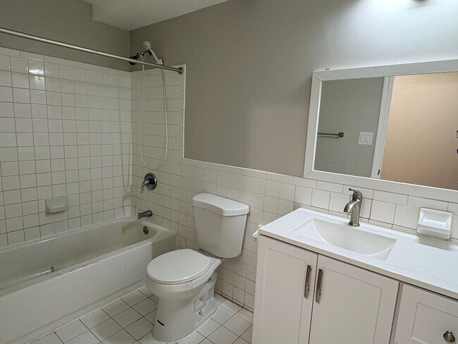 Building Photo - Renovated 3-Bedroom Apartment in Prime SE DC Location!!