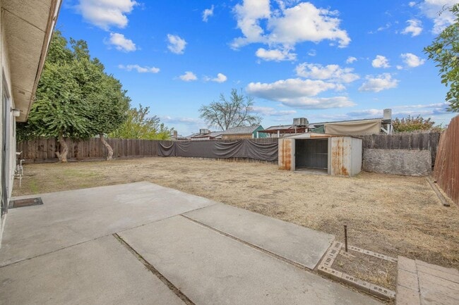 Building Photo - UPDATED CLOVIS HOME