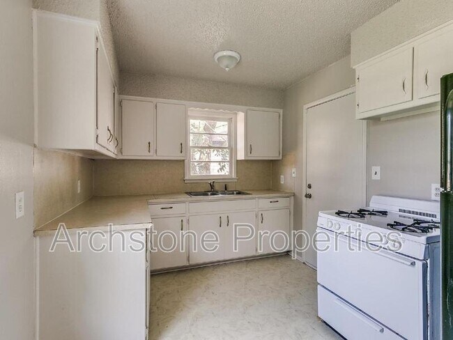Building Photo - 2305 Mustang St